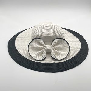 Ellen Tracy women’s hat, One size, black and white.